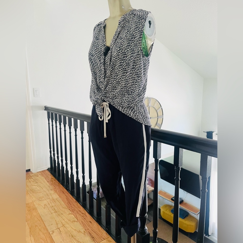 Sleeveless Navy and White Patterned Top
